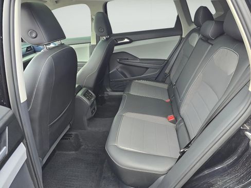 Used 2023 Volkswagen Taos SE w/ Panoramic Sunroof Package FWD image 16