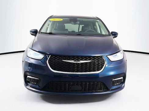 Used 2023 Chrysler Pacifica Touring-L FWD image 2