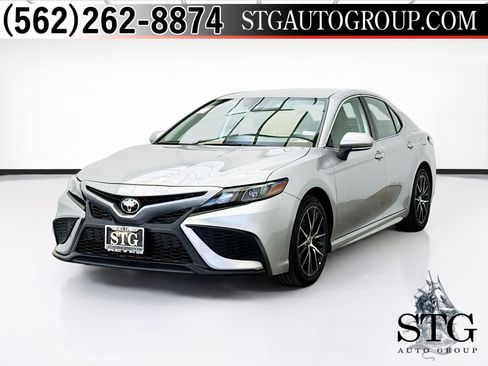 Used 2022 Toyota Camry SE FWD image 1
