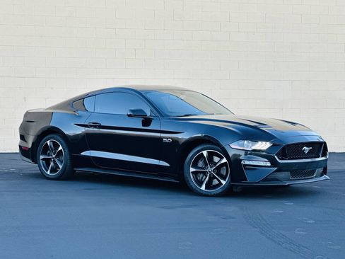Used 2018 Ford Mustang GT RWD image 2