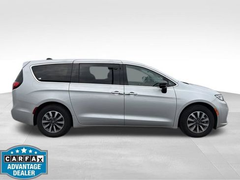 Used 2024 Chrysler Pacifica Limited FWD image 3