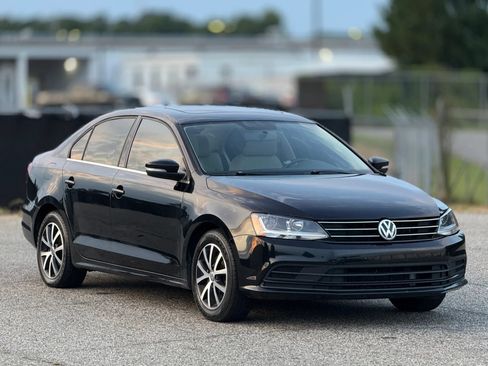 Used 2017 Volkswagen Jetta SE FWD image 1