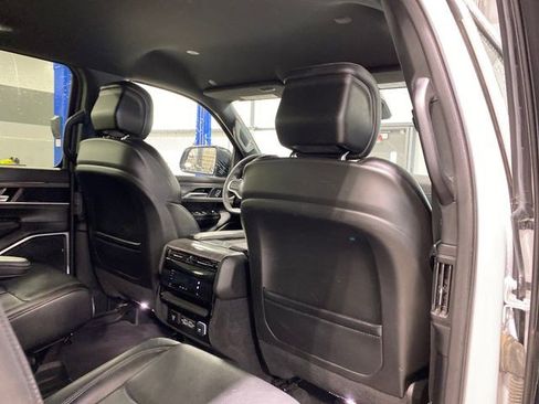 Used 2024 Jeep Wagoneer Series III AWD/4WD image 39