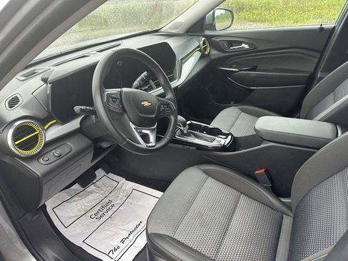 Used 2024 Chevrolet Trax LT w/ LT Convenience Package FWD image 21