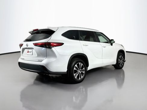 Used 2023 Toyota Highlander XLE AWD/4WD image 7
