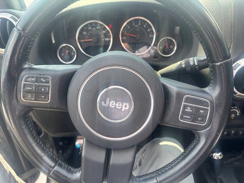 Used 2015 Jeep Wrangler Unlimited Sahara w/ Connectivity Group AWD/4WD image 10