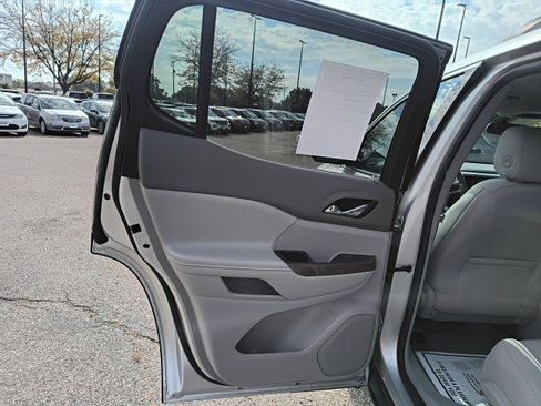 Used 2017 GMC Acadia SLE image 12