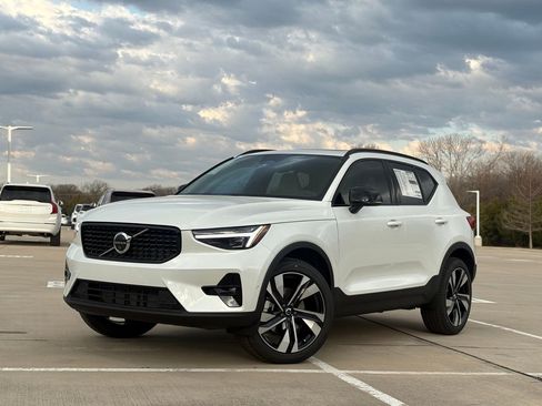 New 2026 Volvo XC40 B5 Ultra w/ Protection Package Premier image 2