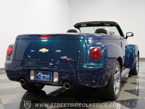 Used 2005 Chevrolet SSR w/ Preferred Equipment Group RWD image 12