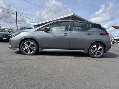 Used 2018 Nissan Leaf SV w/ SV Technology Package image 2