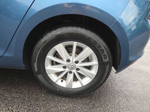 Used 2015 Volkswagen Golf S image 19