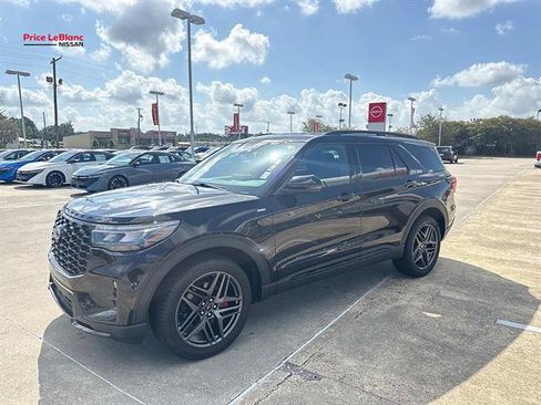 Used 2025 Ford Explorer ST-Line w/ ST-Line Street Pack AWD/4WD image 3