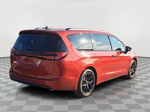 Used 2026 Chrysler Pacifica Limited w/ S Appearance Package image 5