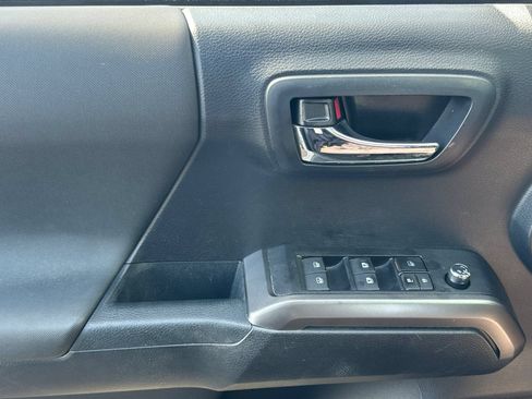 Used 2018 Toyota Tacoma TRD Sport AWD/4WD image 11
