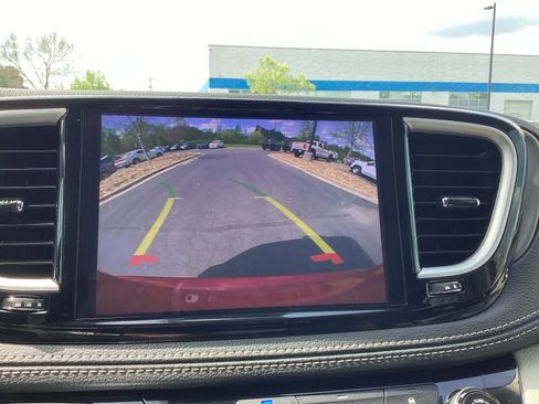 Used 2024 Chrysler Pacifica Select image 16