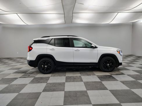 Used 2022 GMC Terrain SLE w/ Driver Convenience Package image 6