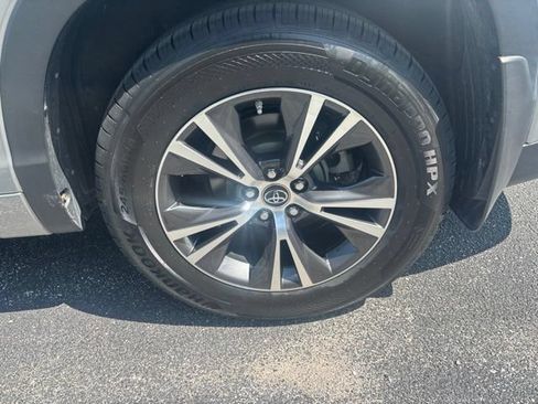 Used 2016 Toyota Highlander XLE AWD/4WD image 6