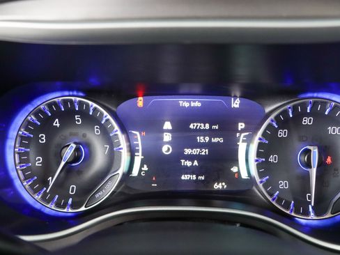 Used 2023 Chrysler Pacifica Touring-L FWD image 15