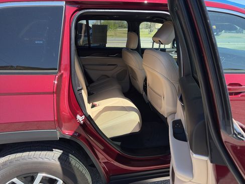 Used 2024 Jeep Grand Cherokee Limited w/ Trailer Tow Package image 18