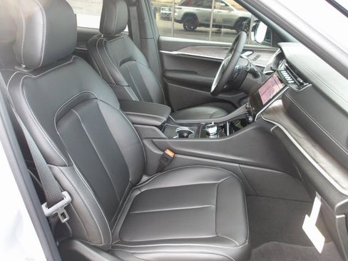 New 2025 Jeep Grand Cherokee Limited image 16