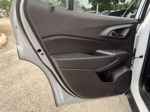 Used 2025 Chevrolet Trax RS FWD image 30