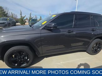 Used 2023 Jeep Grand Cherokee Altitude video 2