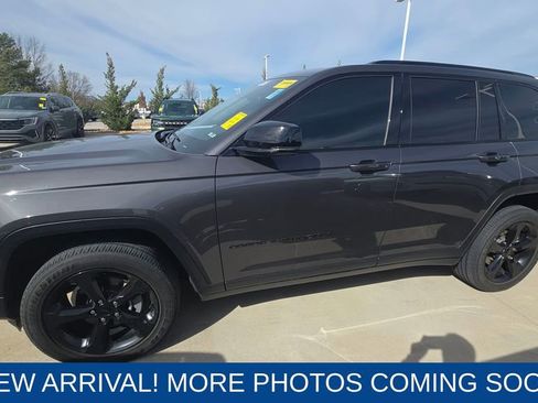 Used 2023 Jeep Grand Cherokee Altitude image 2