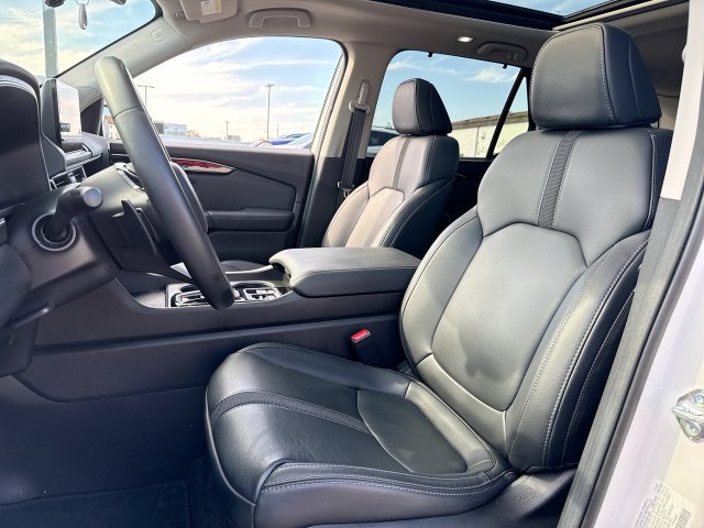 Used 2025 Honda Pilot Touring image 11