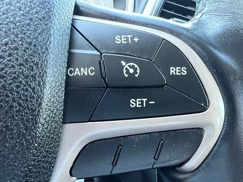 Used 2015 Jeep Cherokee Latitude w/ Cold Weather Group AWD/4WD image 39