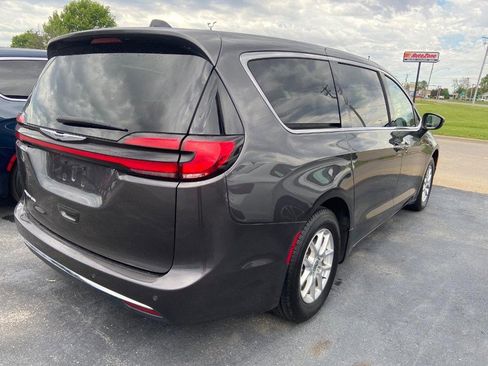 Used 2023 Chrysler Pacifica Touring-L FWD image 5