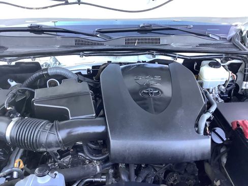 Used 2016 Toyota Tacoma TRD Off-Road image 8