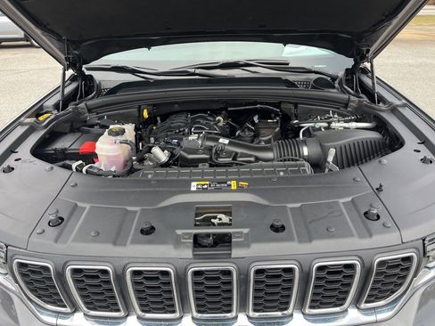 Used 2025 Jeep Grand Cherokee Laredo X image 26