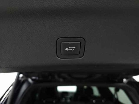 Used 2022 GMC Yukon XL SLT w/ SLT Premium Package image 11