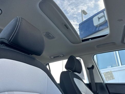 Used 2025 Hyundai Venue SEL FWD image 17