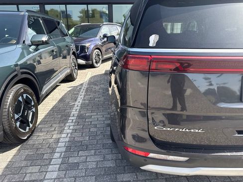 Used 2022 Kia Carnival LX FWD image 14