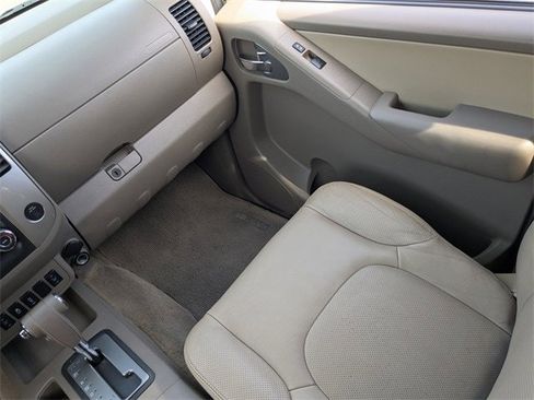 Used 2014 Nissan Frontier SL w/ SL Moonroof Package image 19