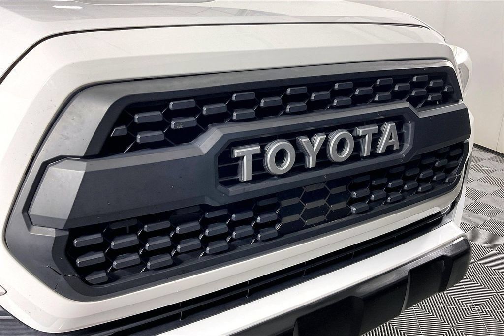 Used 2019 Toyota Tacoma SR5 AWD/4WD image 38
