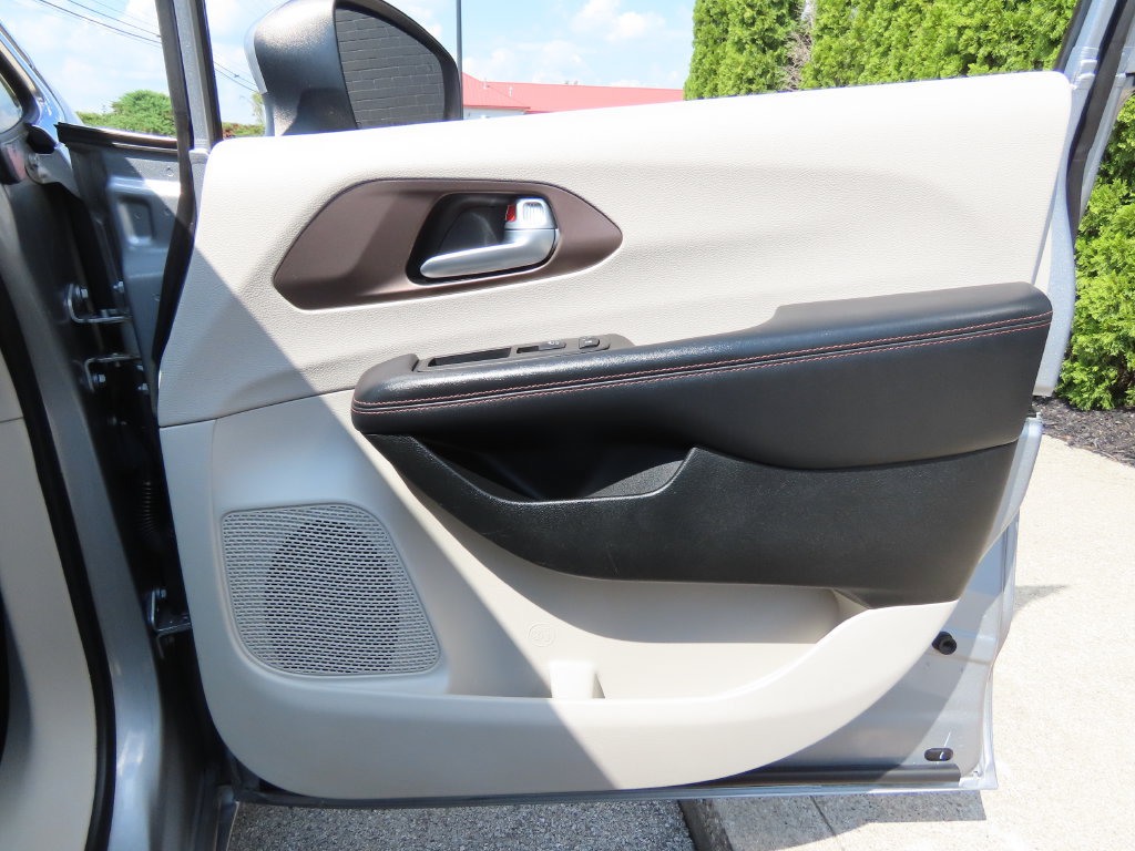 Used 2018 Chrysler Pacifica L FWD image 35