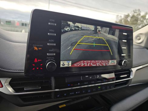 Used 2023 Toyota Sienna Limited image 29