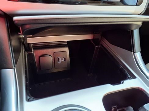 Used 2020 Ford Explorer XLT w/ Equipment Group 202A image 10