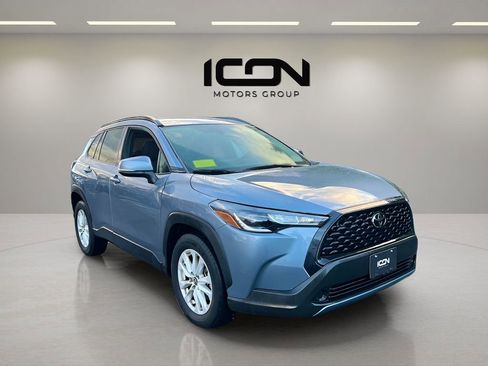 Used 2024 Toyota Corolla Cross LE image 3