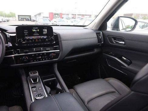 Used 2025 Nissan Pathfinder SL w/ SL Premium Package AWD/4WD image 27