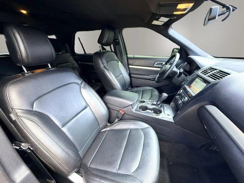 Used 2018 Ford Explorer XLT w/ Equipment Group 202A FWD image 18
