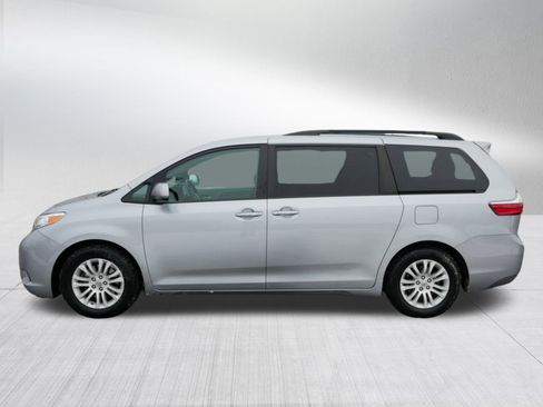 Used 2016 Toyota Sienna XLE image 4