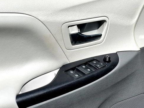 Used 2020 Toyota Sienna LE FWD image 11
