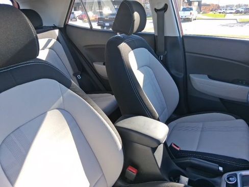 Used 2025 Hyundai Venue SEL image 15