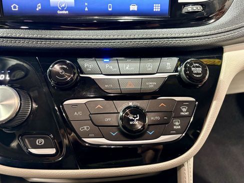 Used 2022 Chrysler Pacifica Limited image 35