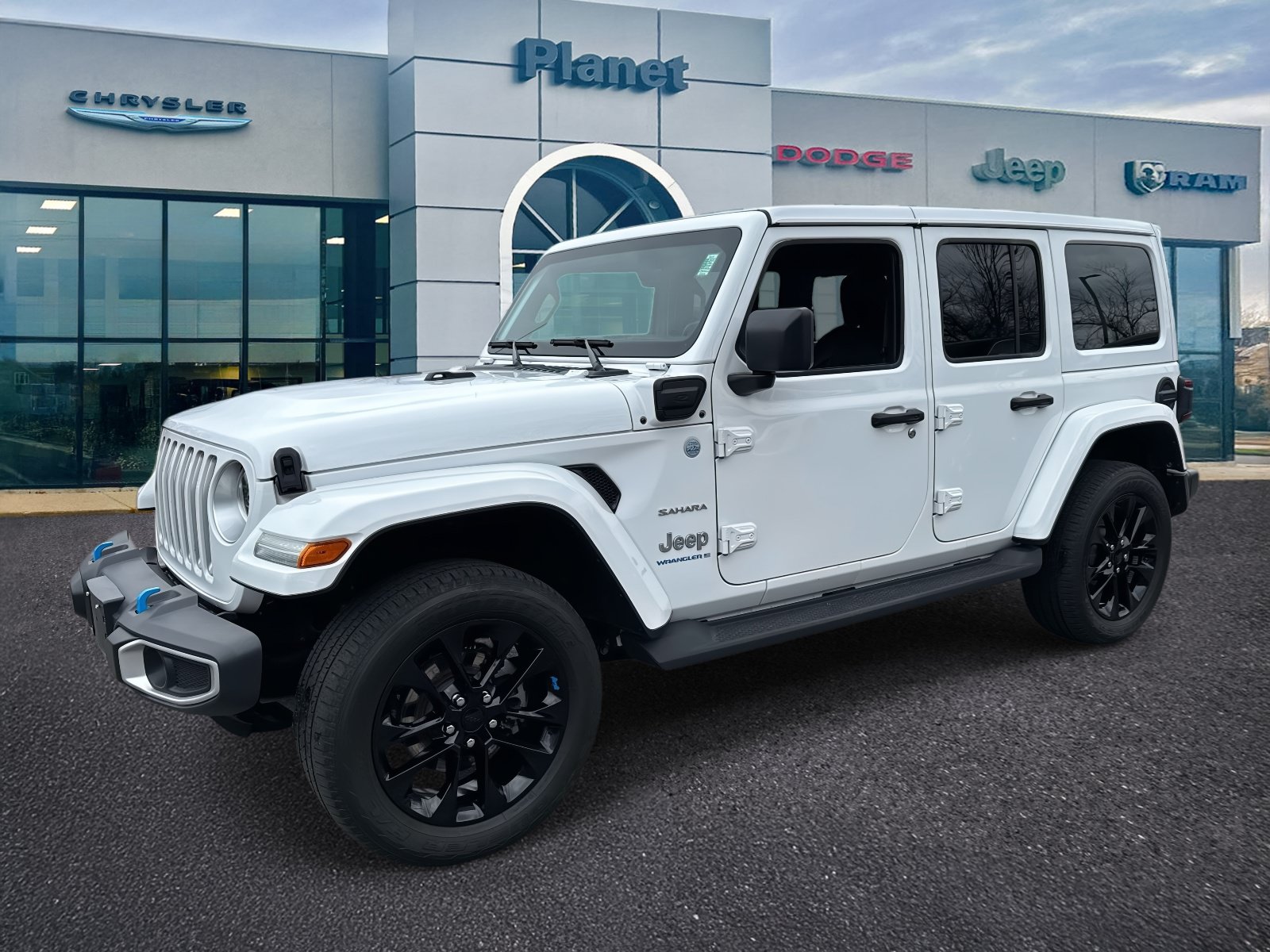 Used 2023 Jeep Wrangler Unlimited Sahara w/ Cold Weather Group AWD/4WD image 4