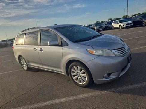 Used 2013 Toyota Sienna Limited w/ Premium Pkg AWD/4WD image 5