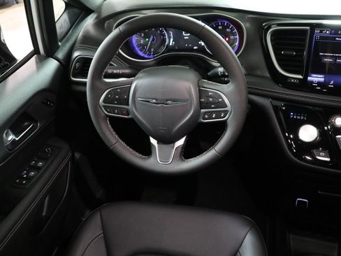 New 2026 Chrysler Pacifica Select image 16